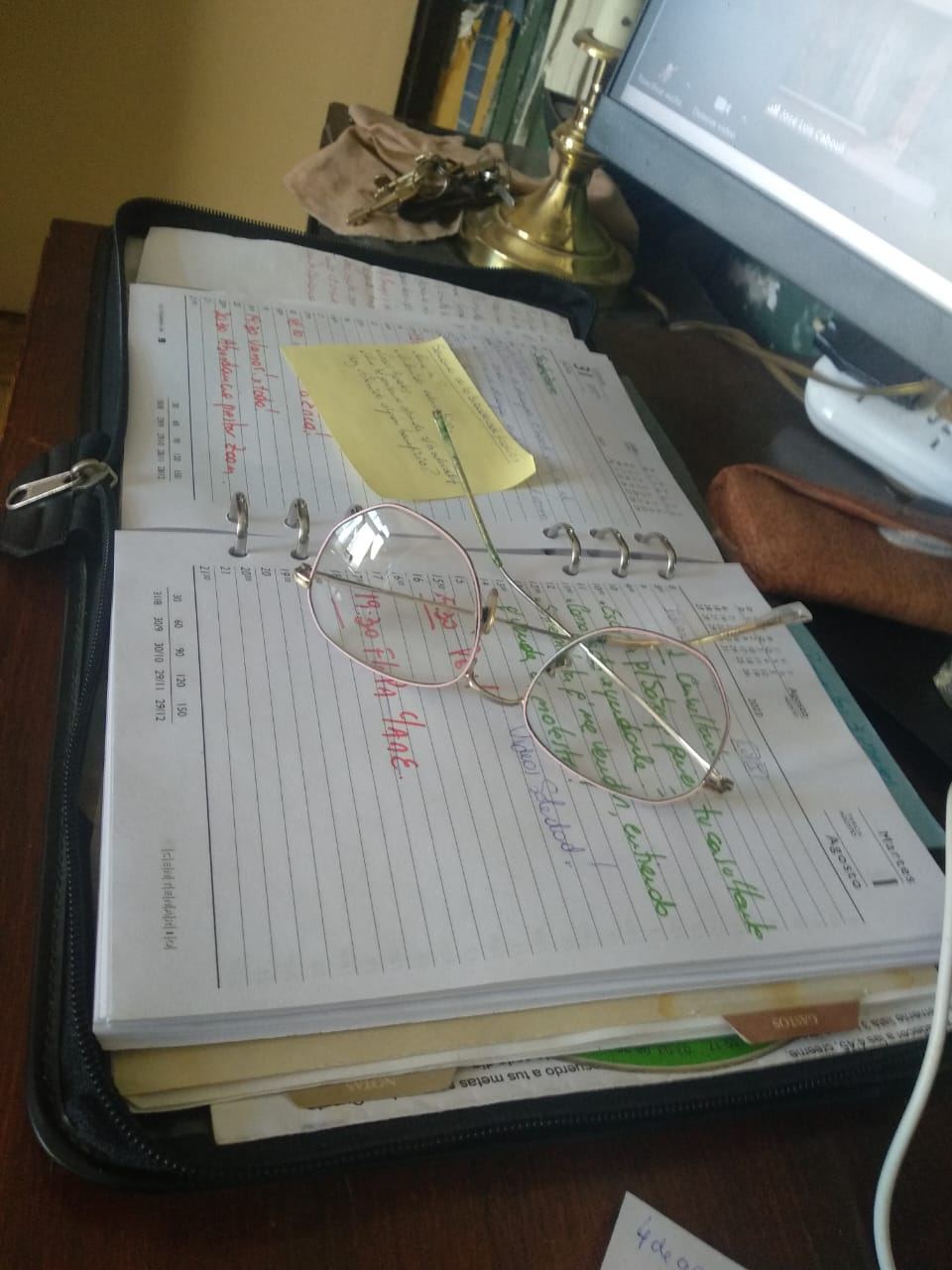 Anotaciones y agenda de trabajo durante una sesión del método Reprogramando Vida