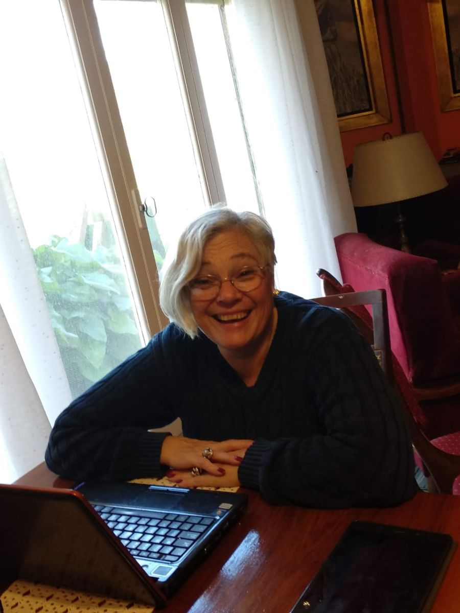 Pompeya Cabas durante una sesión de biodecodificación online desde su escritorio